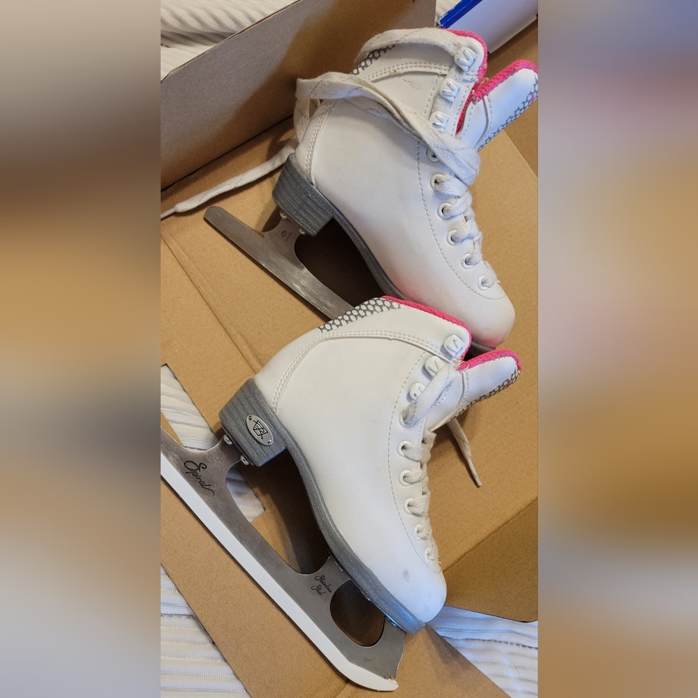Kids figure skates size 9